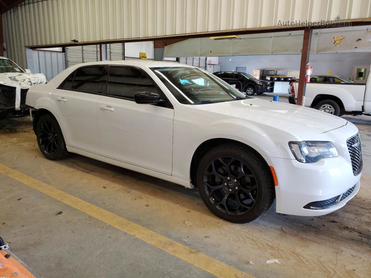 2019 Chrysler 300 Touring White vin: 2C3CCAAG2KH602360