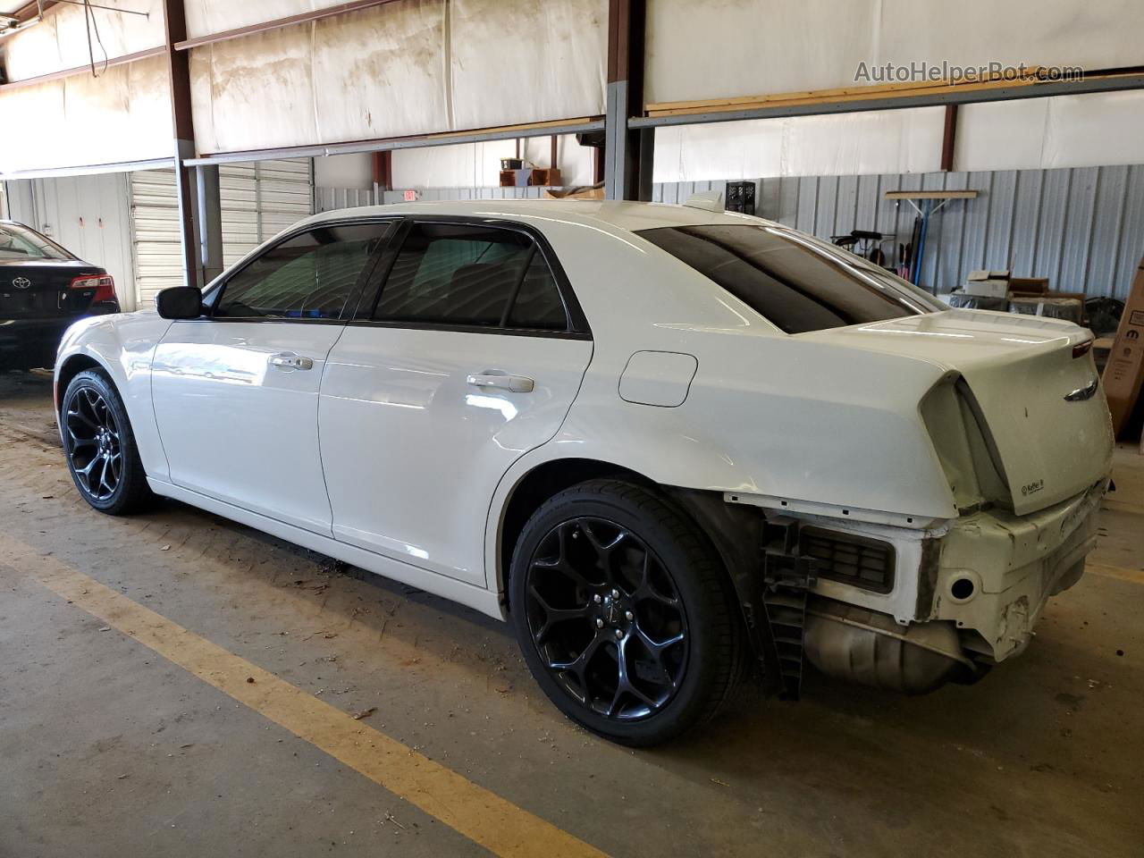 2019 Chrysler 300 Touring White vin: 2C3CCAAG2KH602360