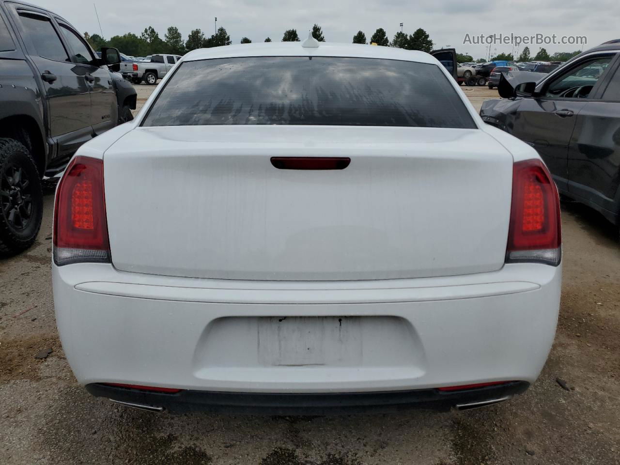 2019 Chrysler 300 Touring White vin: 2C3CCAAG3KH570390