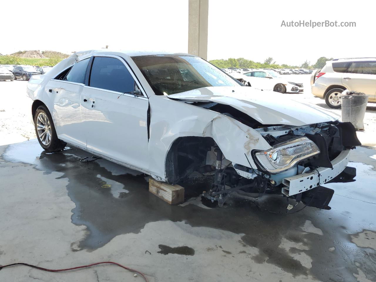 2019 Chrysler 300 Touring White vin: 2C3CCAAG3KH627624