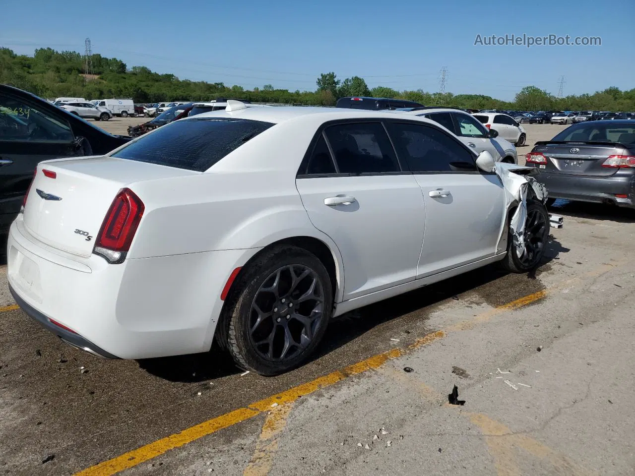 2019 Chrysler 300 S White vin: 2C3CCABG6KH628653