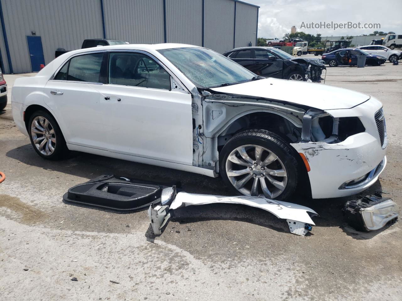 2017 Chrysler 300c  White vin: 2C3CCAEG1HH667882