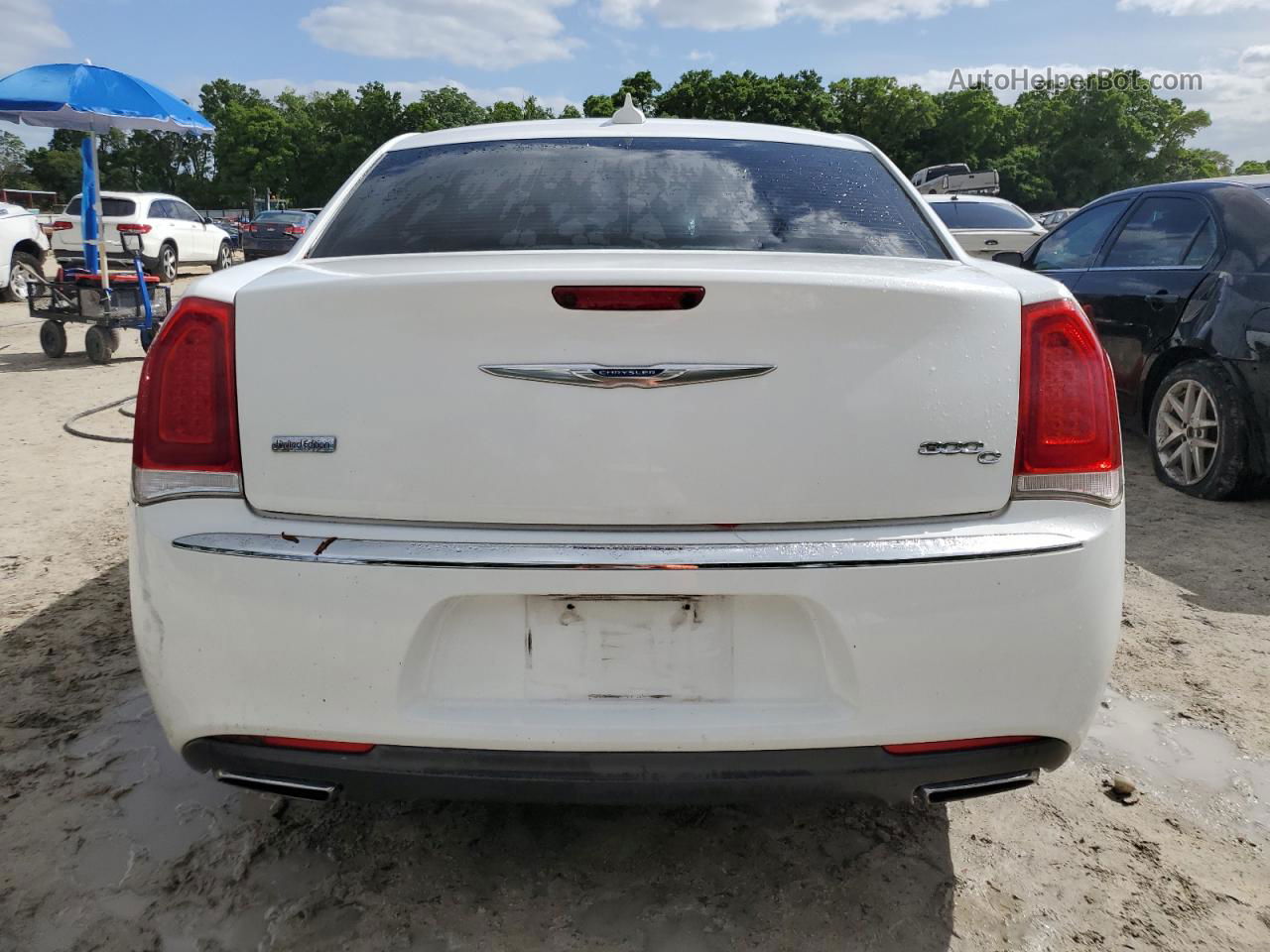 2017 Chrysler 300c  White vin: 2C3CCAEG9HH564483