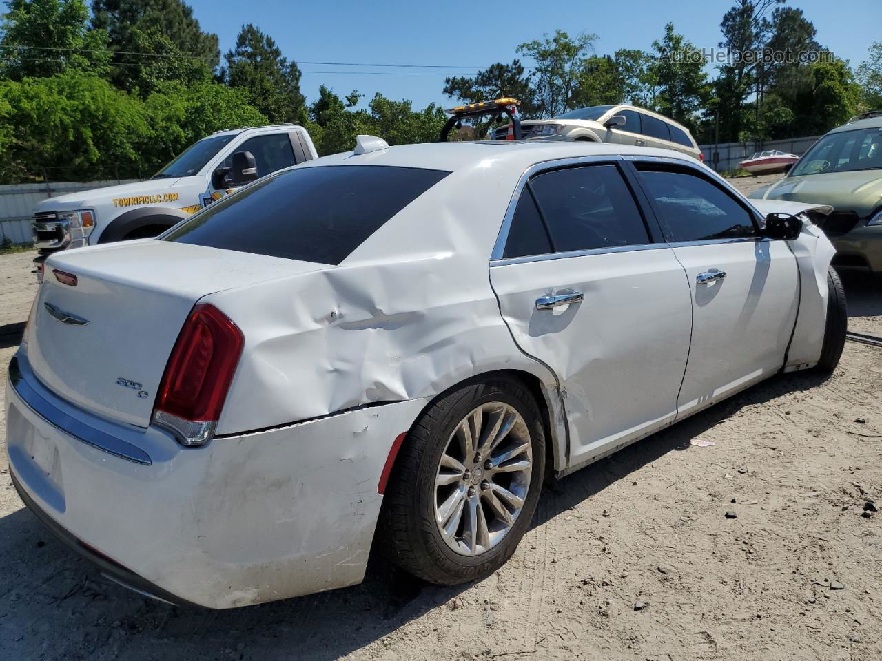 2017 Chrysler 300c  White vin: 2C3CCAET3HH668111