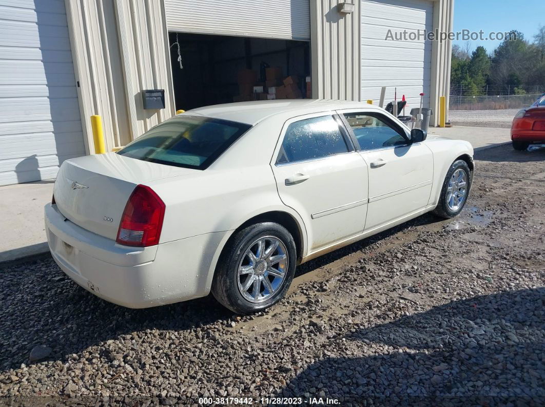 2007 Chrysler 300   White vin: 2C3KA43R07H618999