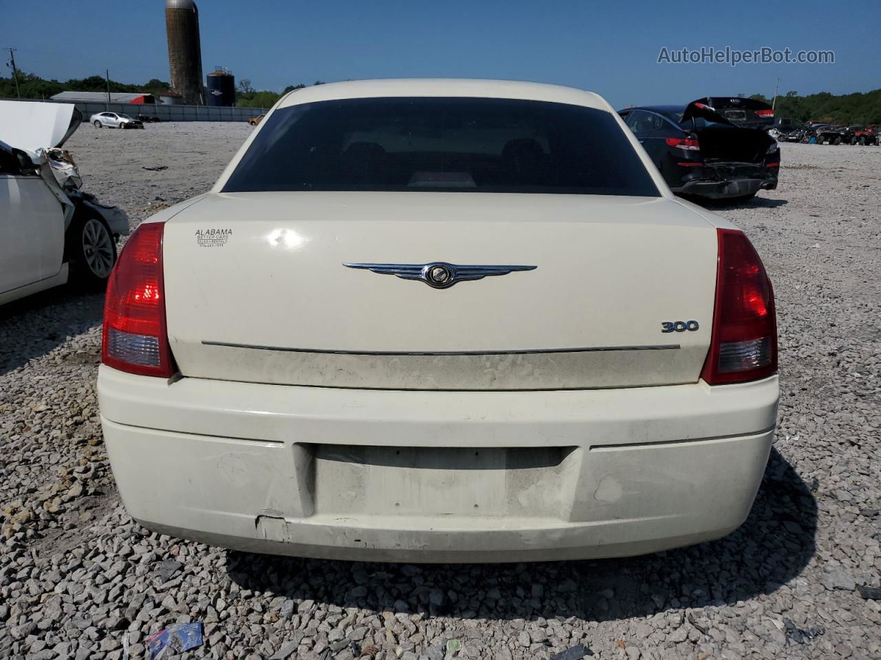 2007 Chrysler 300  White vin: 2C3KA43R37H880435