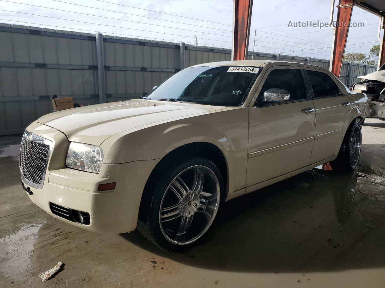 2007 Chrysler 300  Cream vin: 2C3KA43R57H710903