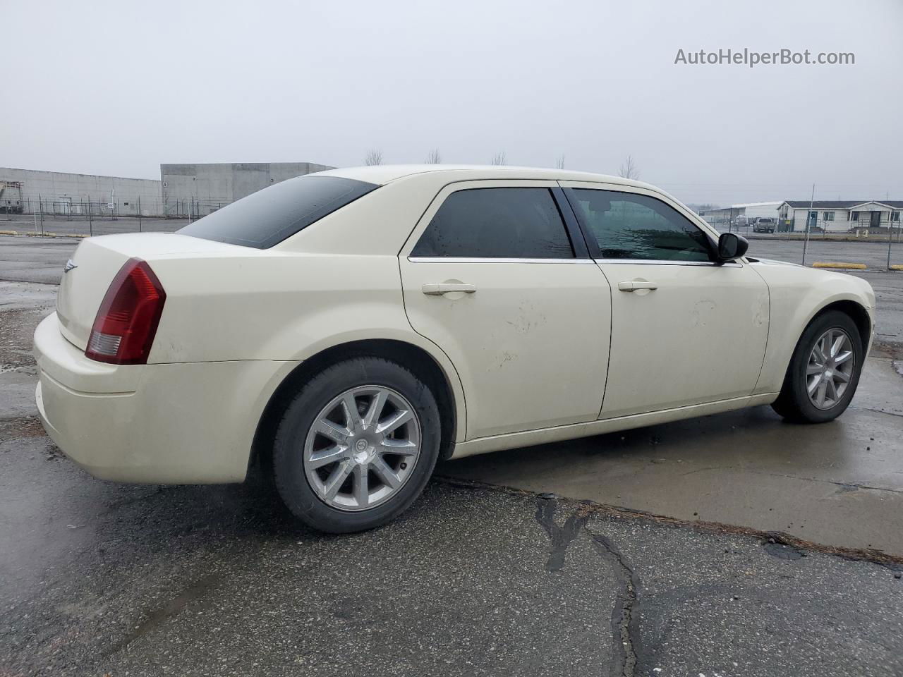 2007 Chrysler 300  White vin: 2C3KA43R67H715592