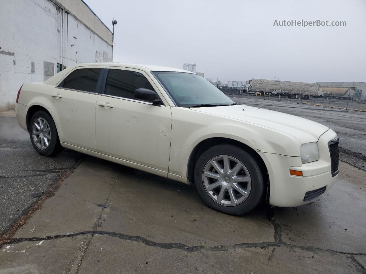 2007 Chrysler 300  White vin: 2C3KA43R67H715592