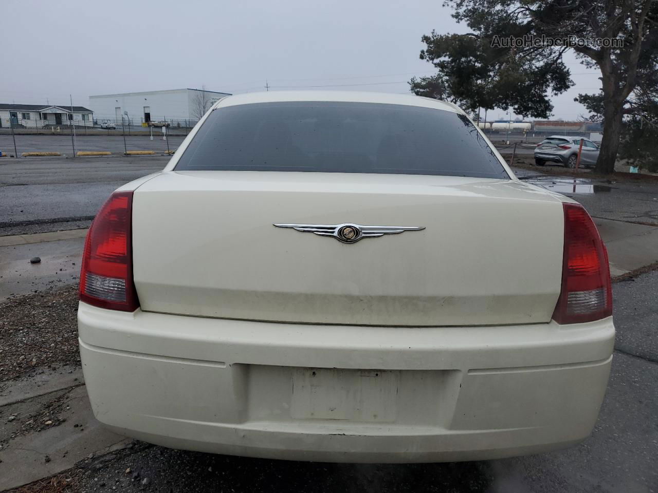 2007 Chrysler 300  White vin: 2C3KA43R67H715592