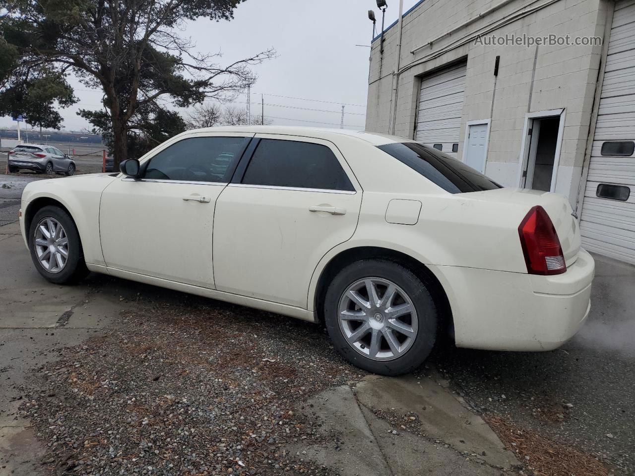 2007 Chrysler 300  White vin: 2C3KA43R67H715592