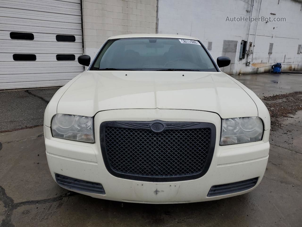 2007 Chrysler 300  White vin: 2C3KA43R67H715592