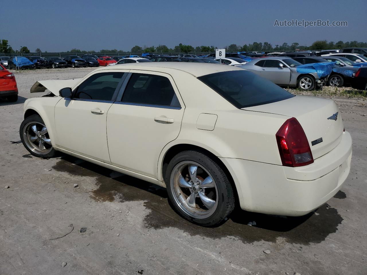 2007 Chrysler 300  White vin: 2C3KA43R87H647974