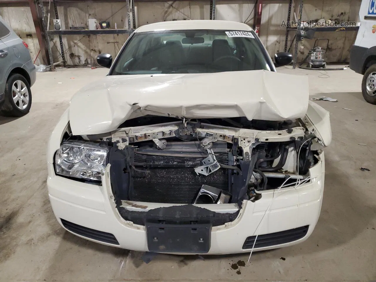 2007 Chrysler 300  White vin: 2C3LA43R07H663784