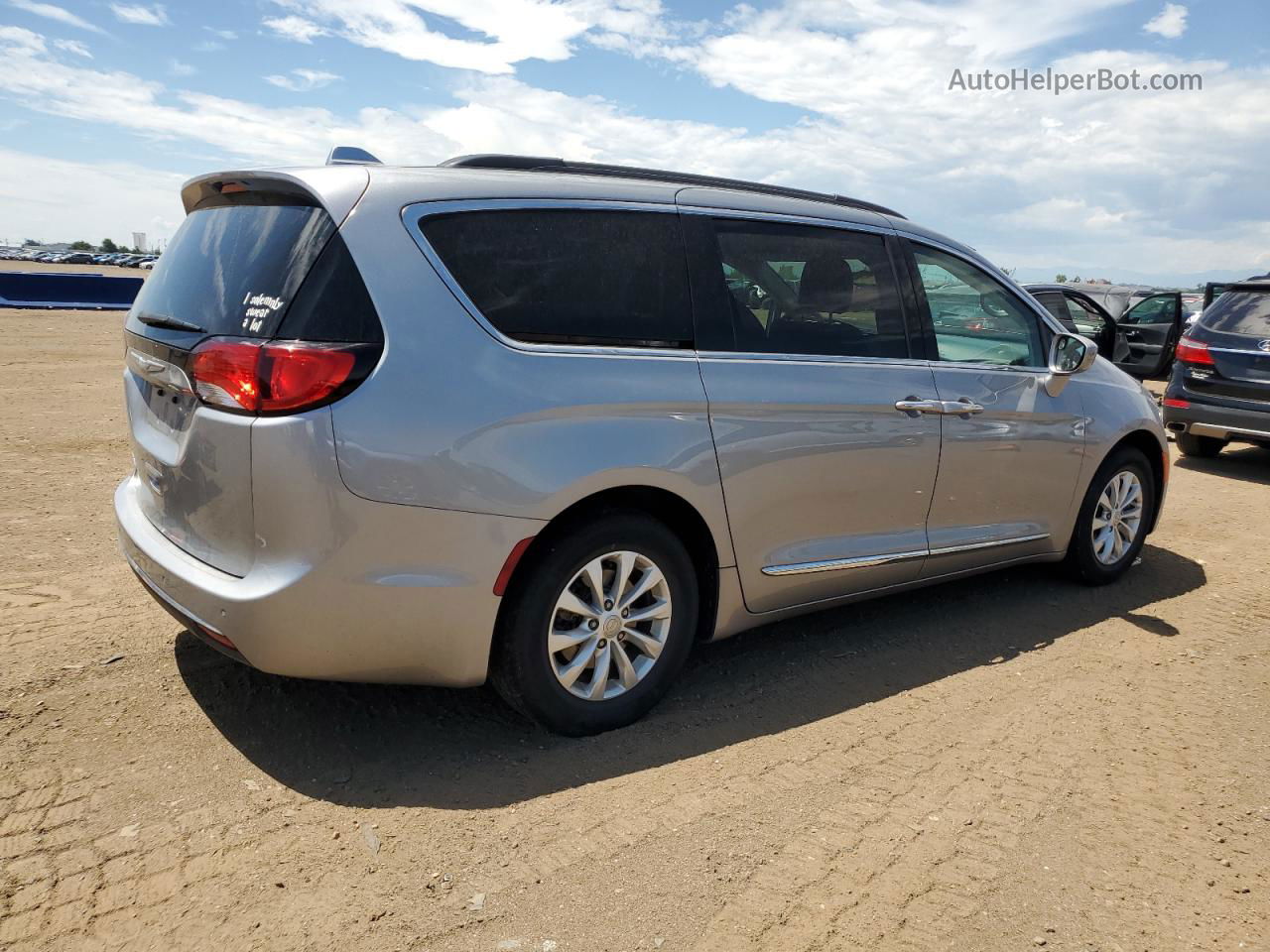 2017 Chrysler Pacifica Touring L Silver vin: 2C4RC1BG0HR523972