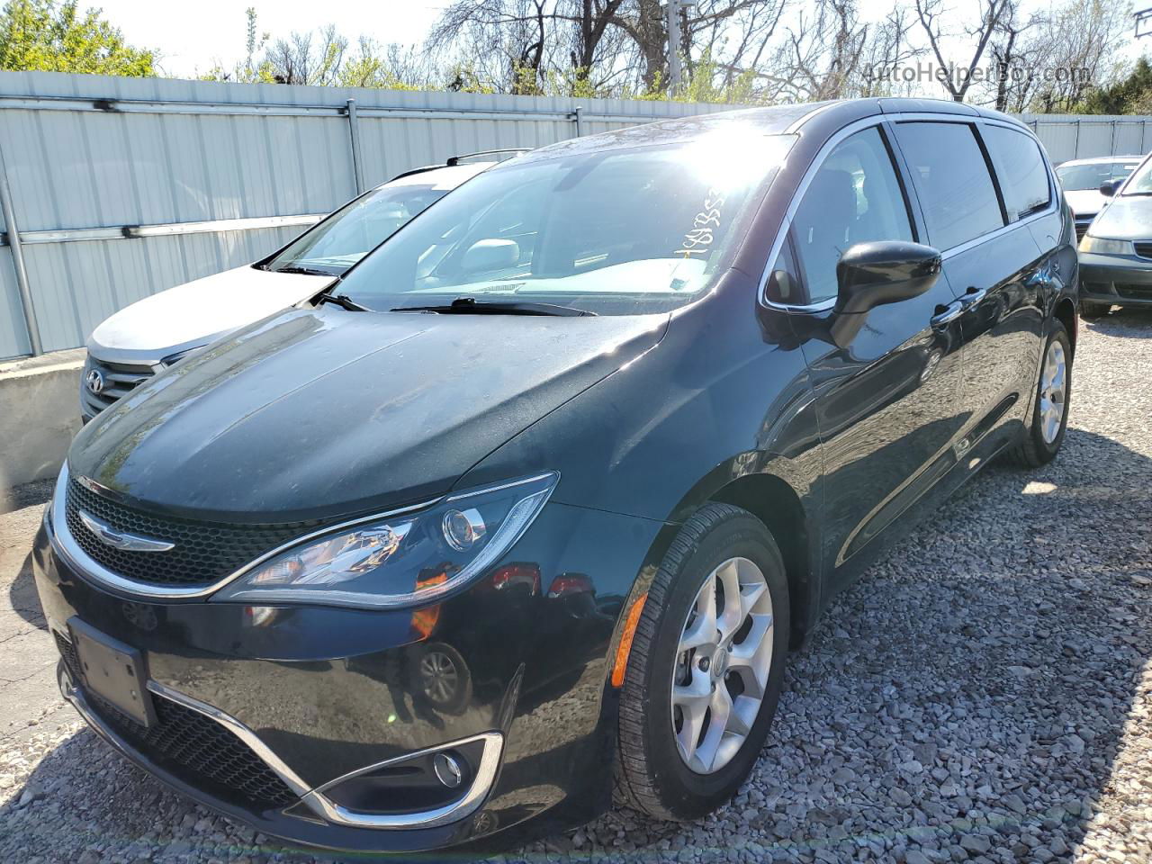 2017 Chrysler Pacifica Touring L Black vin: 2C4RC1BG1HR768232