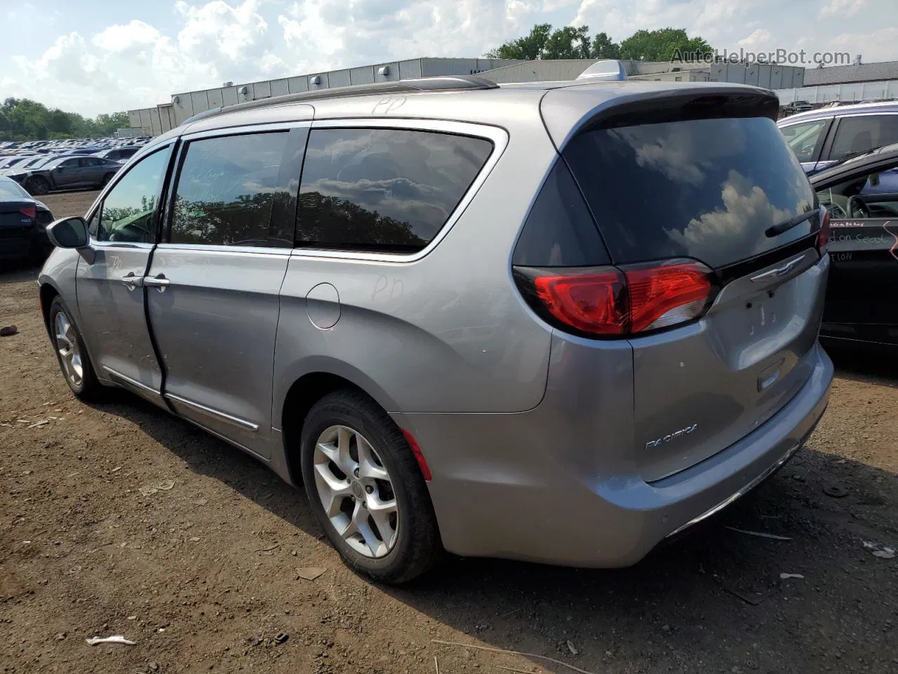 2017 Chrysler Pacifica Touring L Silver vin: 2C4RC1BG1HR823469