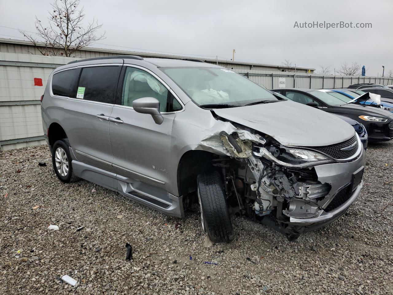 2017 Chrysler Pacifica Touring L Silver vin: 2C4RC1BG2HR785296