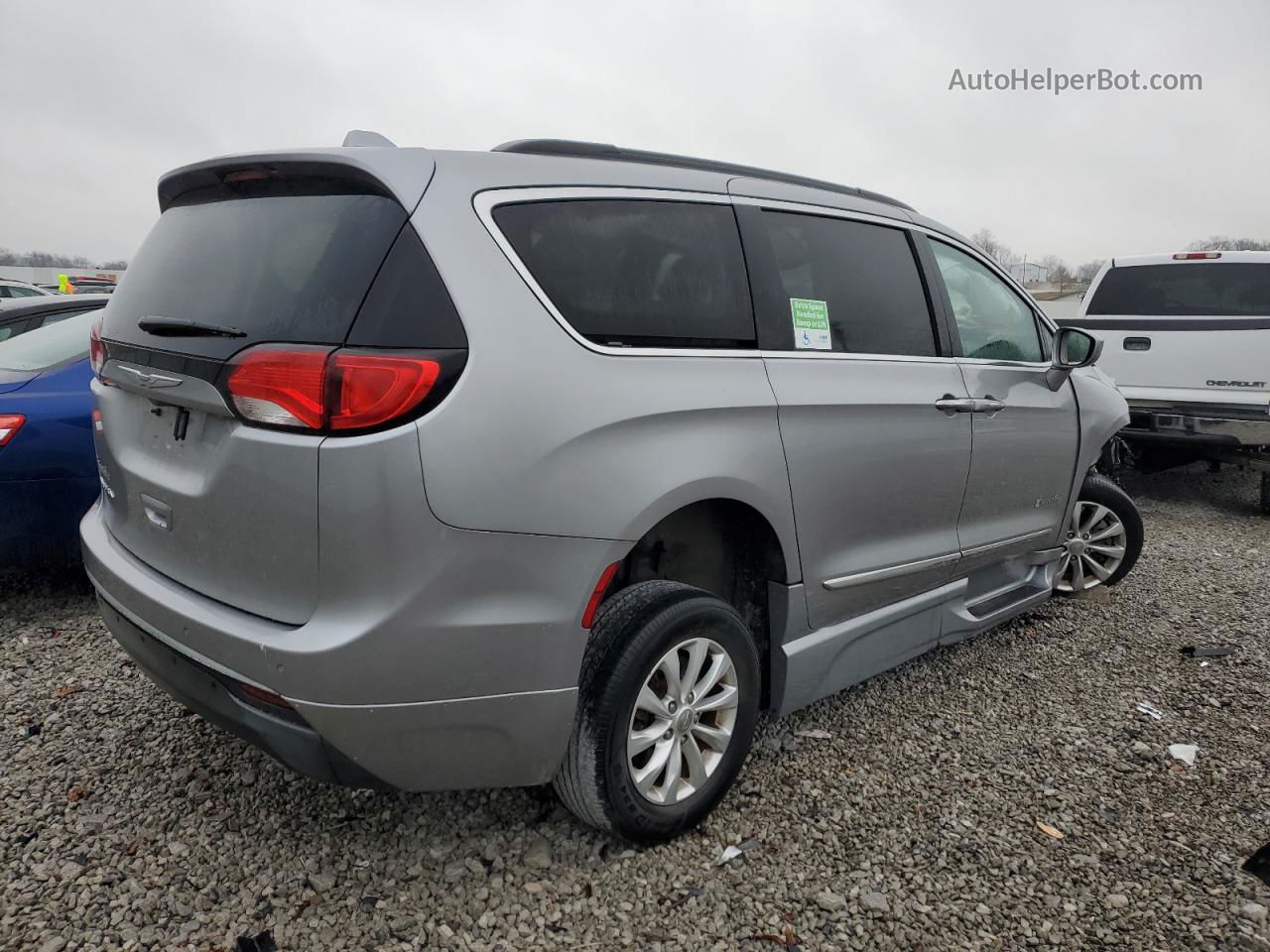 2017 Chrysler Pacifica Touring L Silver vin: 2C4RC1BG2HR785296