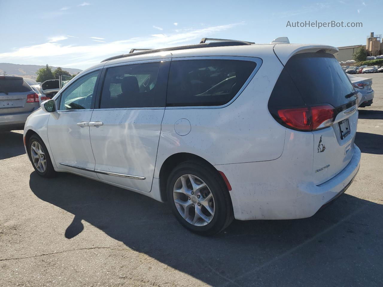 2017 Chrysler Pacifica Touring L White vin: 2C4RC1BG3HR587844