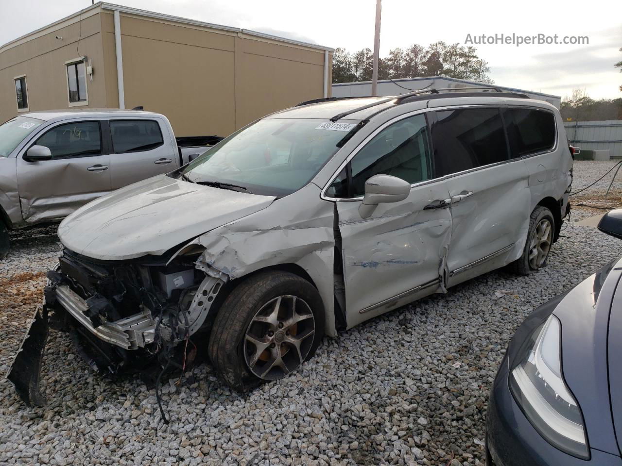 2017 Chrysler Pacifica Touring L Cream vin: 2C4RC1BG3HR610796