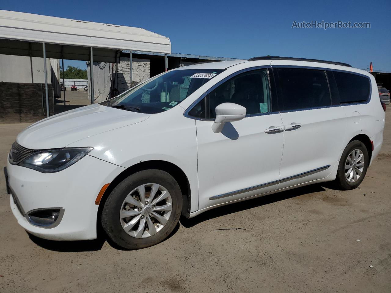 2017 Chrysler Pacifica Touring L White vin: 2C4RC1BG3HR621331