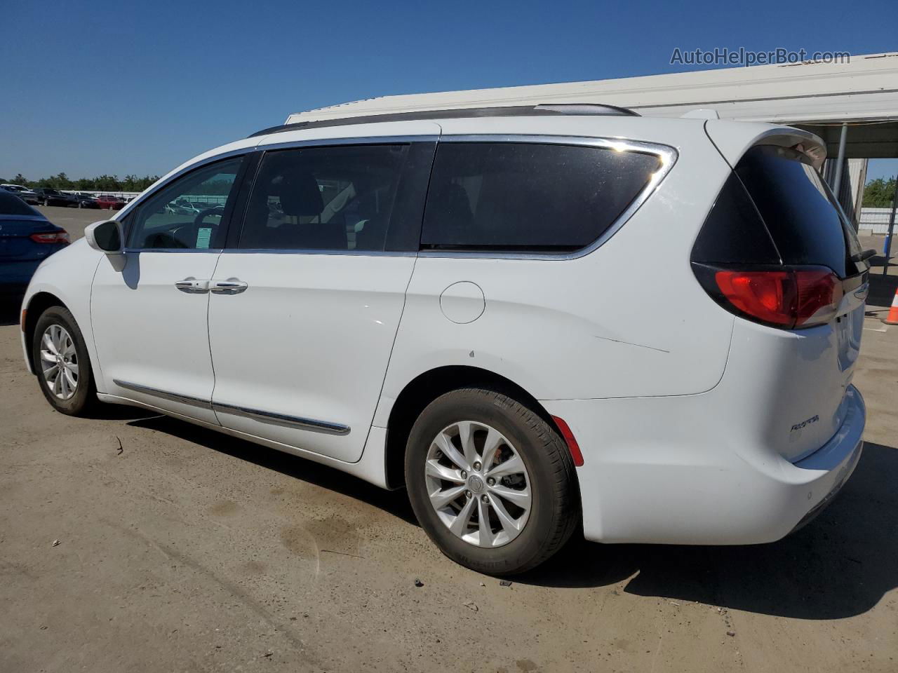 2017 Chrysler Pacifica Touring L White vin: 2C4RC1BG3HR621331