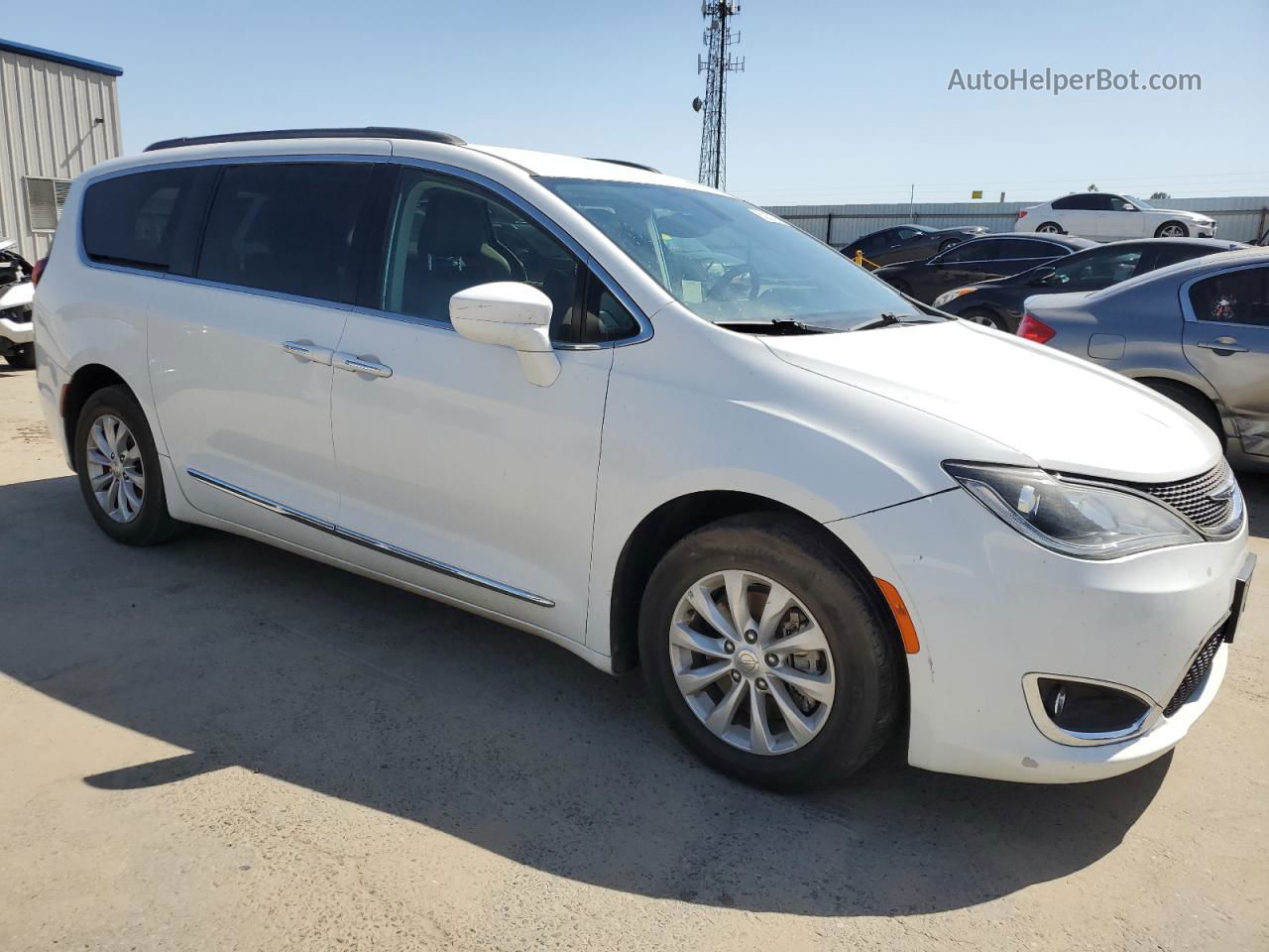 2017 Chrysler Pacifica Touring L White vin: 2C4RC1BG3HR621331