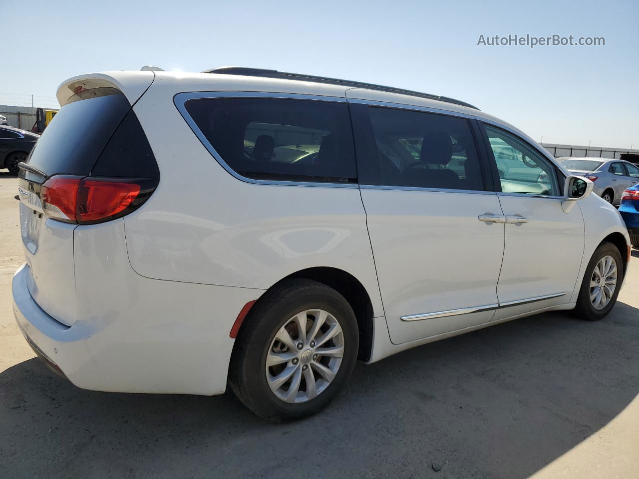 2017 Chrysler Pacifica Touring L White vin: 2C4RC1BG3HR621331