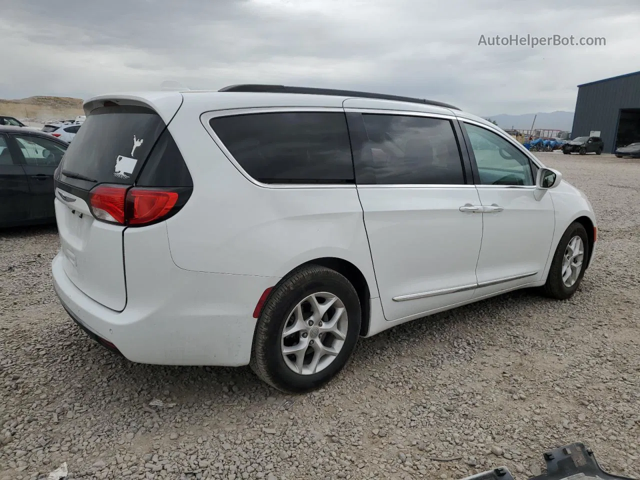 2017 Chrysler Pacifica Touring L White vin: 2C4RC1BG4HR785140