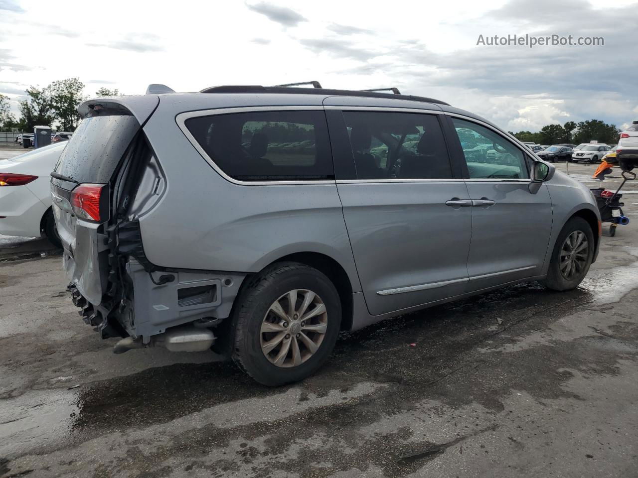 2017 Chrysler Pacifica Touring L Silver vin: 2C4RC1BG5HR530061