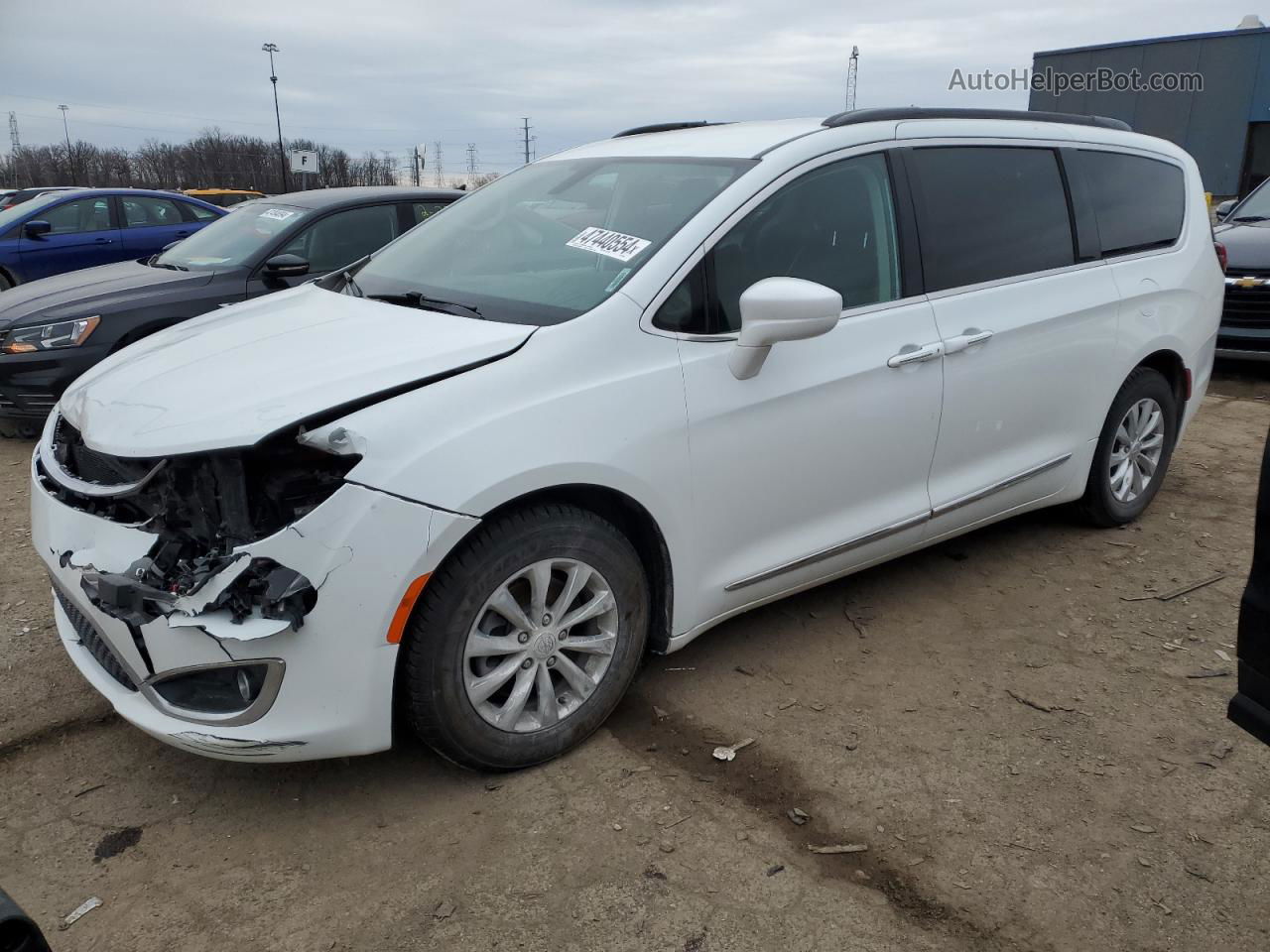 2017 Chrysler Pacifica Touring L White vin: 2C4RC1BG5HR656453