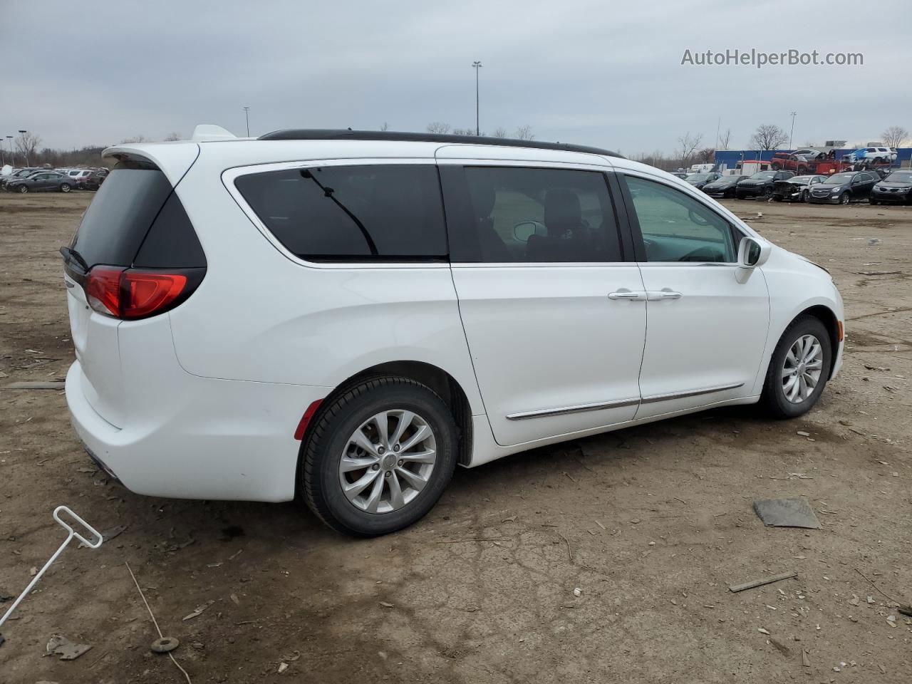 2017 Chrysler Pacifica Touring L White vin: 2C4RC1BG5HR656453