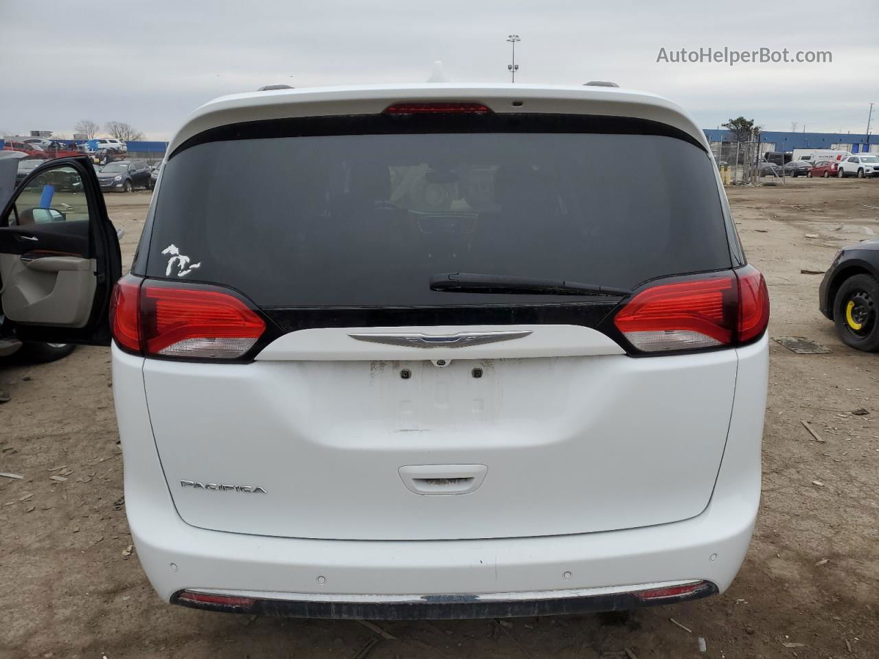 2017 Chrysler Pacifica Touring L White vin: 2C4RC1BG5HR656453