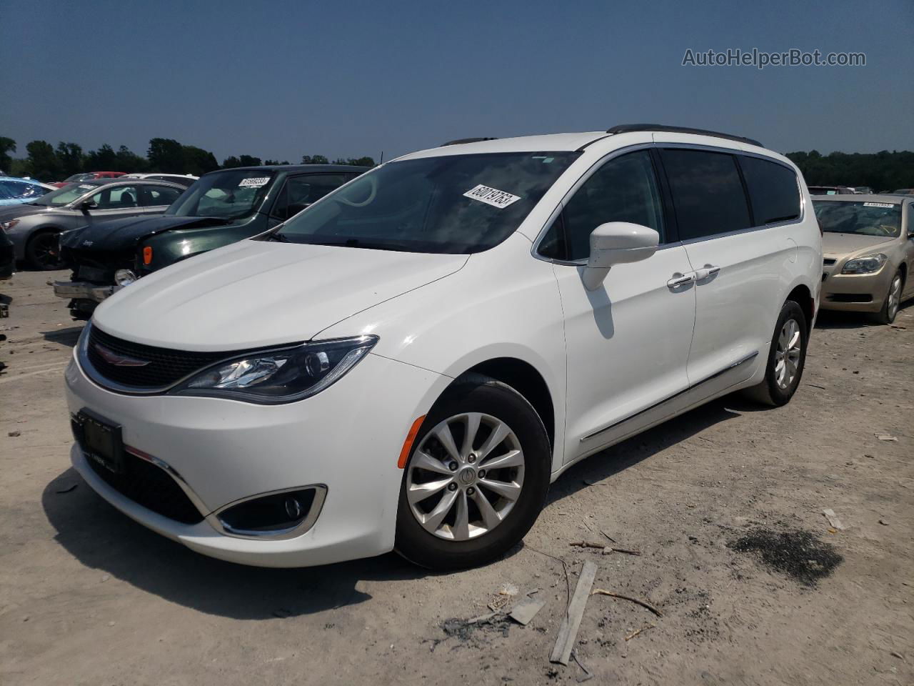 2017 Chrysler Pacifica Touring L White vin: 2C4RC1BG5HR708261