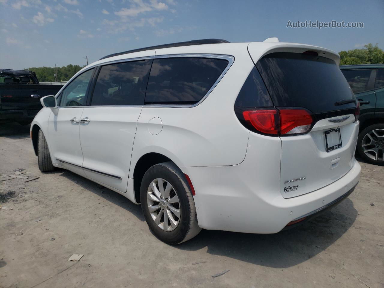 2017 Chrysler Pacifica Touring L White vin: 2C4RC1BG5HR708261