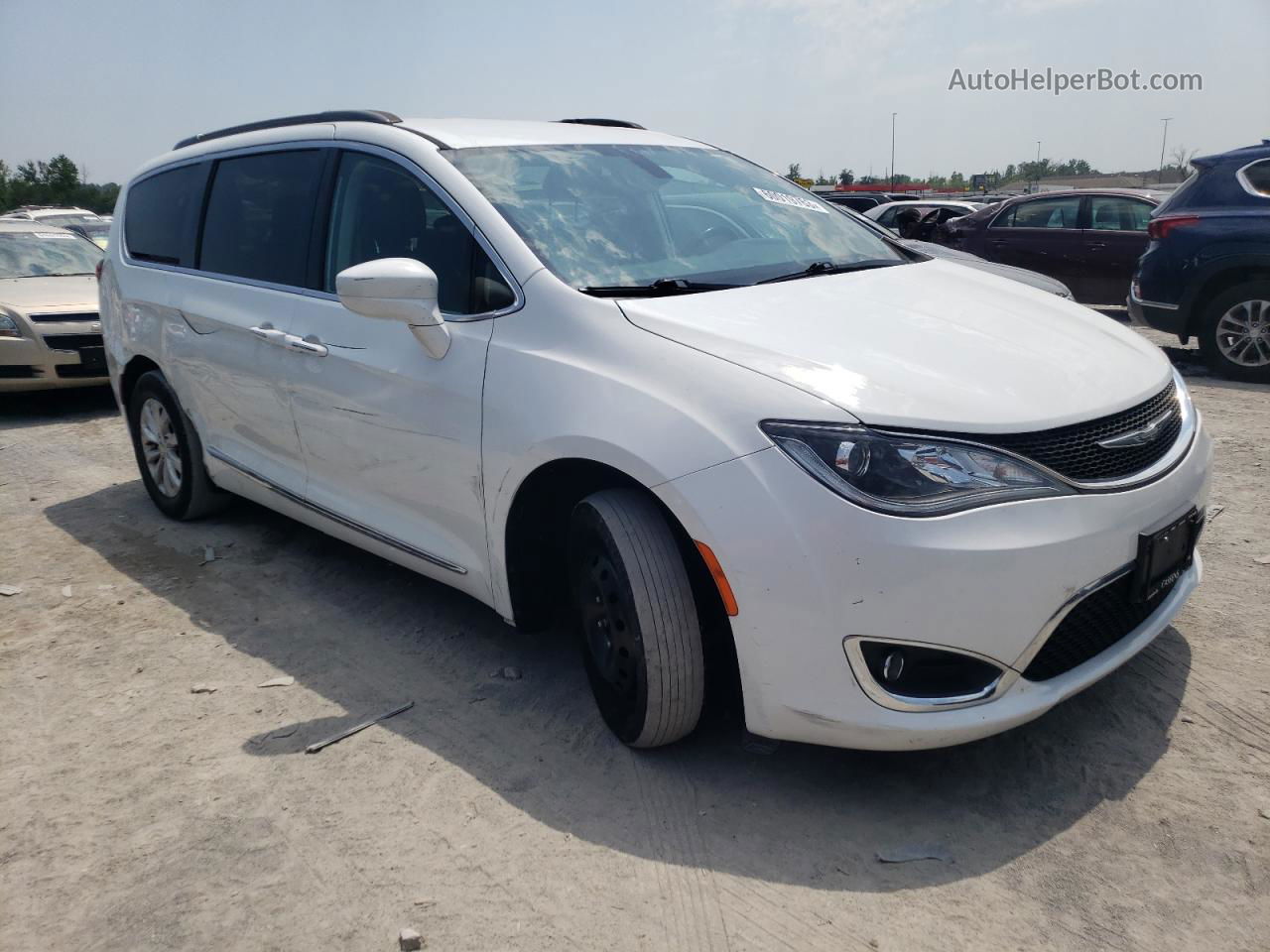 2017 Chrysler Pacifica Touring L White vin: 2C4RC1BG5HR708261