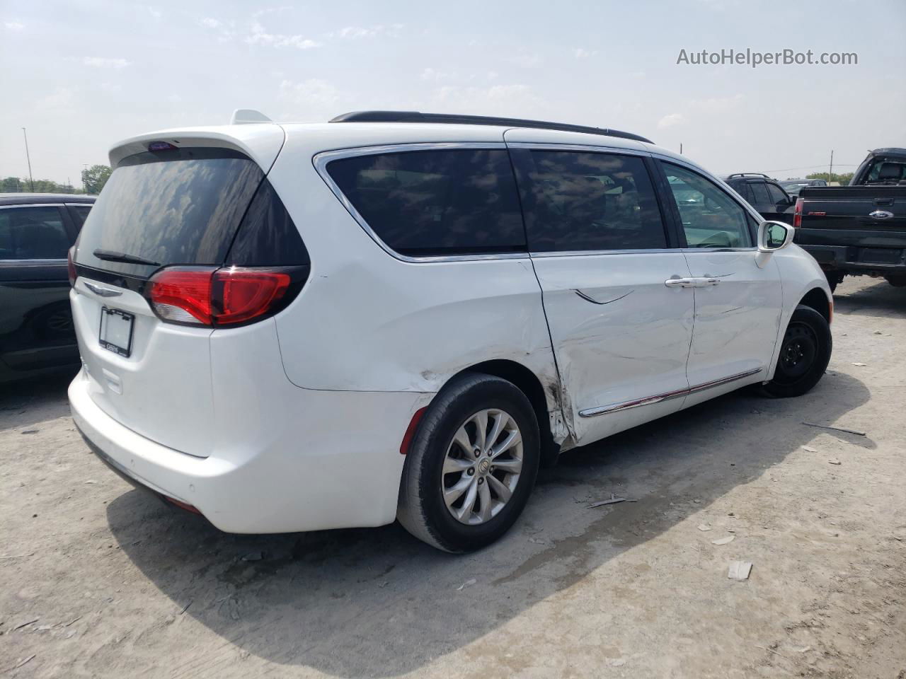 2017 Chrysler Pacifica Touring L White vin: 2C4RC1BG5HR708261