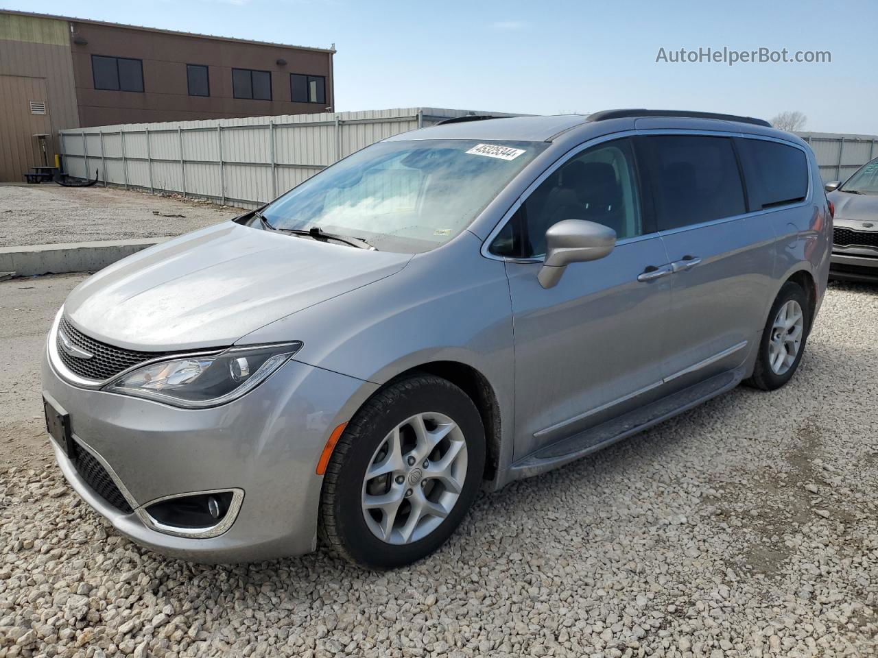 2017 Chrysler Pacifica Touring L Gray vin: 2C4RC1BG5HR769688