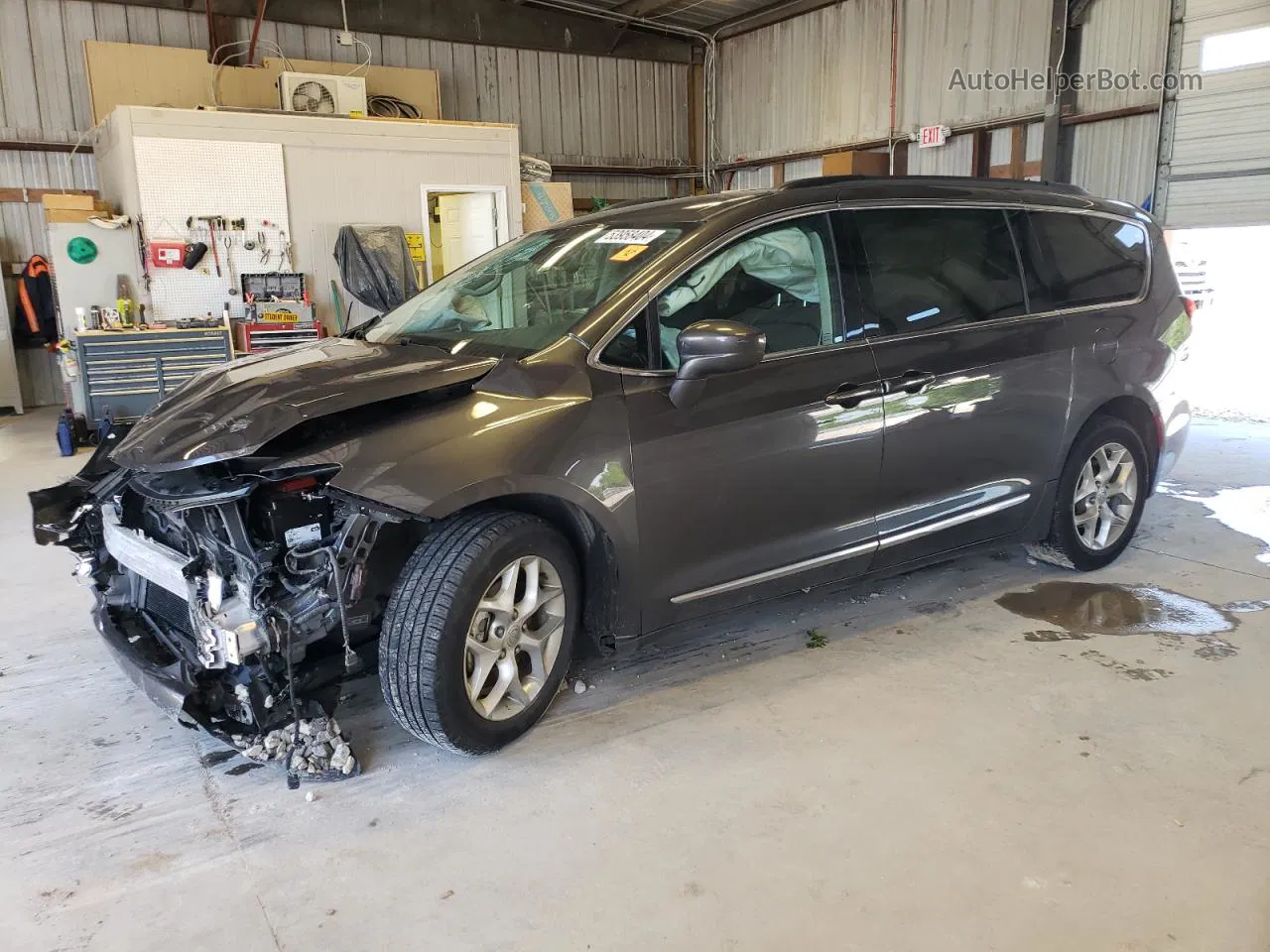 2017 Chrysler Pacifica Touring L Gray vin: 2C4RC1BG5HR816010