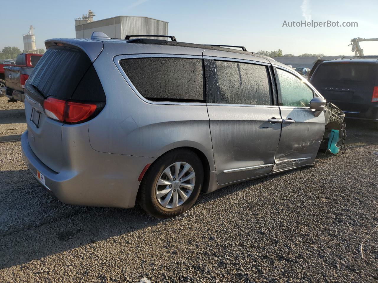 2017 Chrysler Pacifica Touring L Silver vin: 2C4RC1BG6HR613580