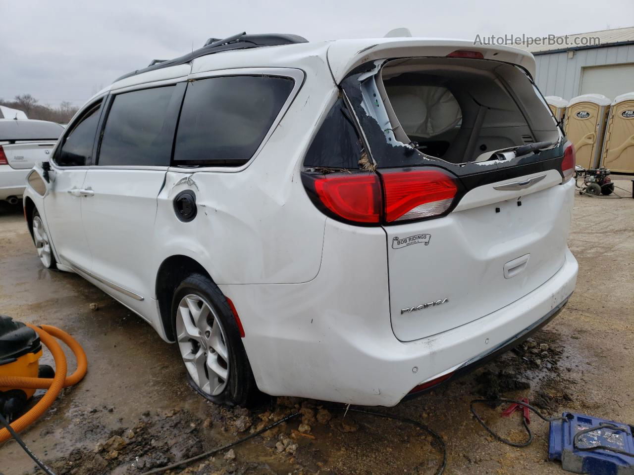 2017 Chrysler Pacifica Touring L White vin: 2C4RC1BG6HR820289