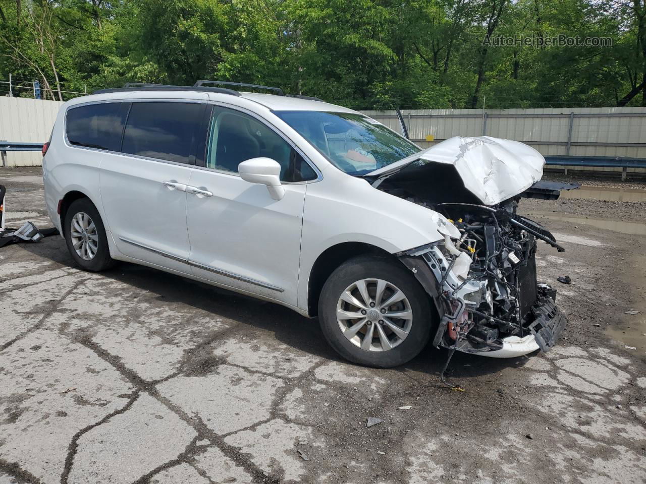 2017 Chrysler Pacifica Touring L White vin: 2C4RC1BG7HR757008