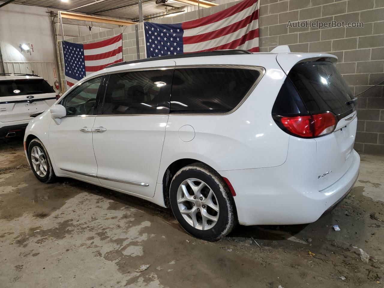 2017 Chrysler Pacifica Touring L White vin: 2C4RC1BG7HR810452