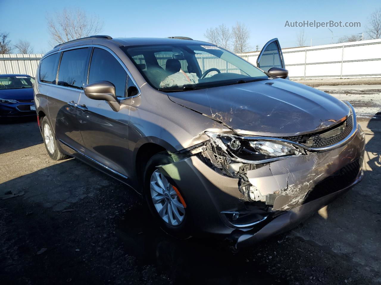 2017 Chrysler Pacifica Touring L Silver vin: 2C4RC1BG8HR535965