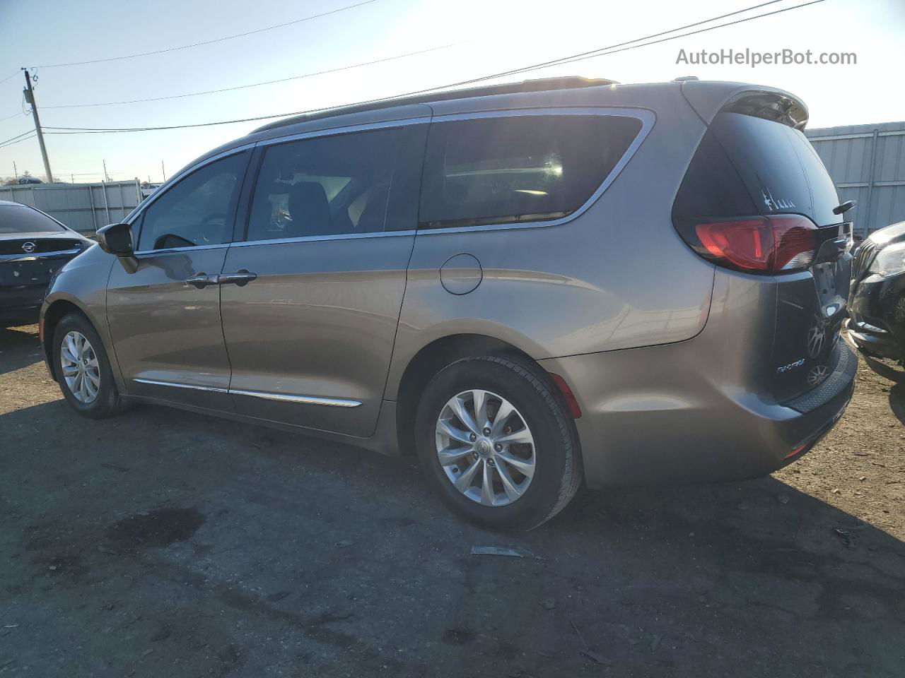 2017 Chrysler Pacifica Touring L Silver vin: 2C4RC1BG8HR535965