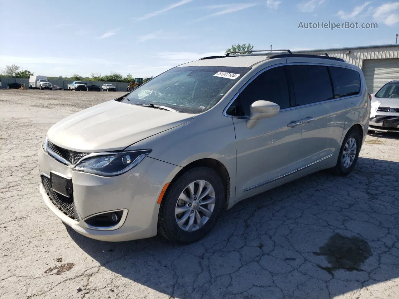 2017 Chrysler Pacifica Touring L Beige vin: 2C4RC1BG8HR795654