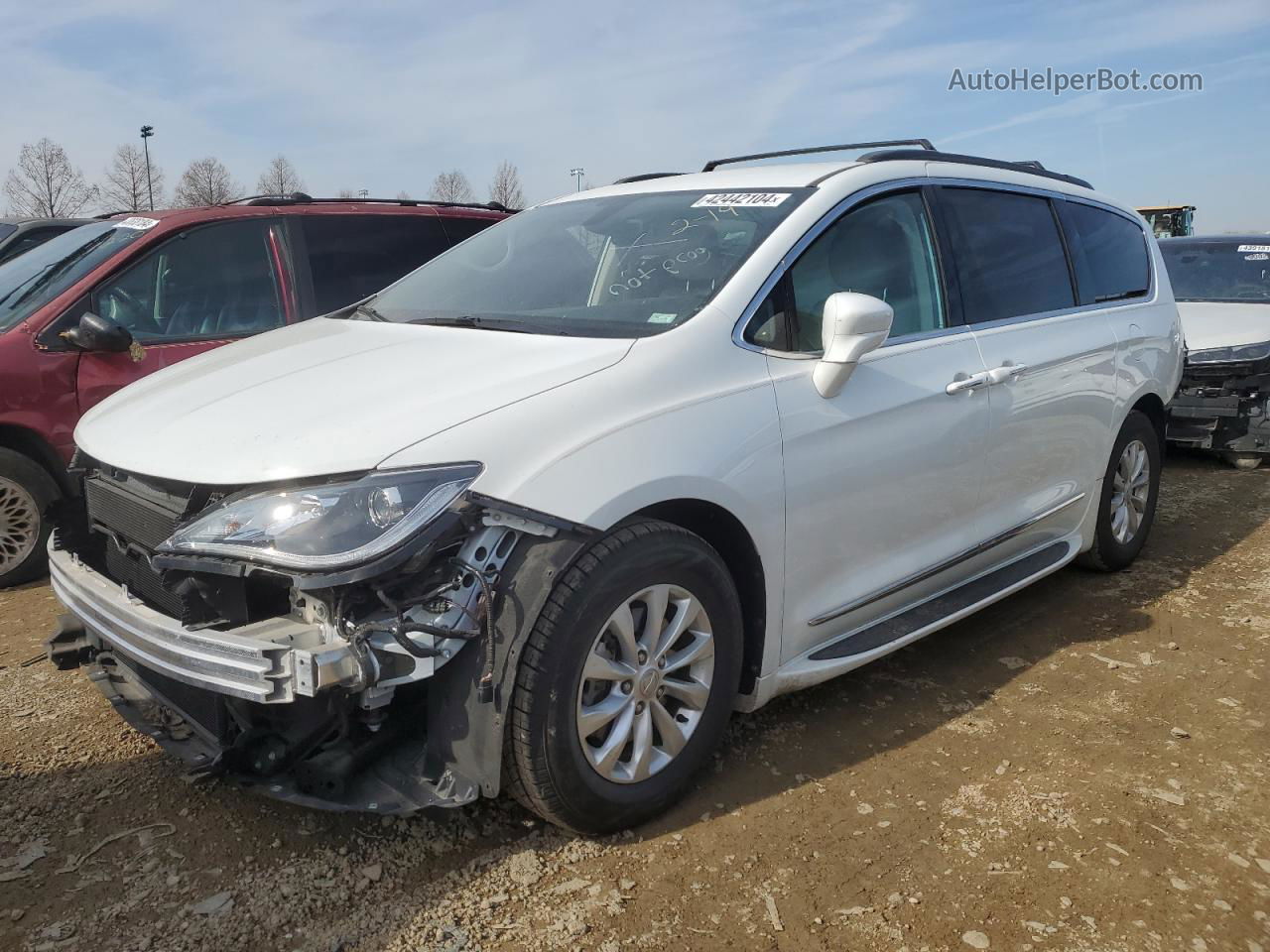 2017 Chrysler Pacifica Touring L White vin: 2C4RC1BG9HR538616