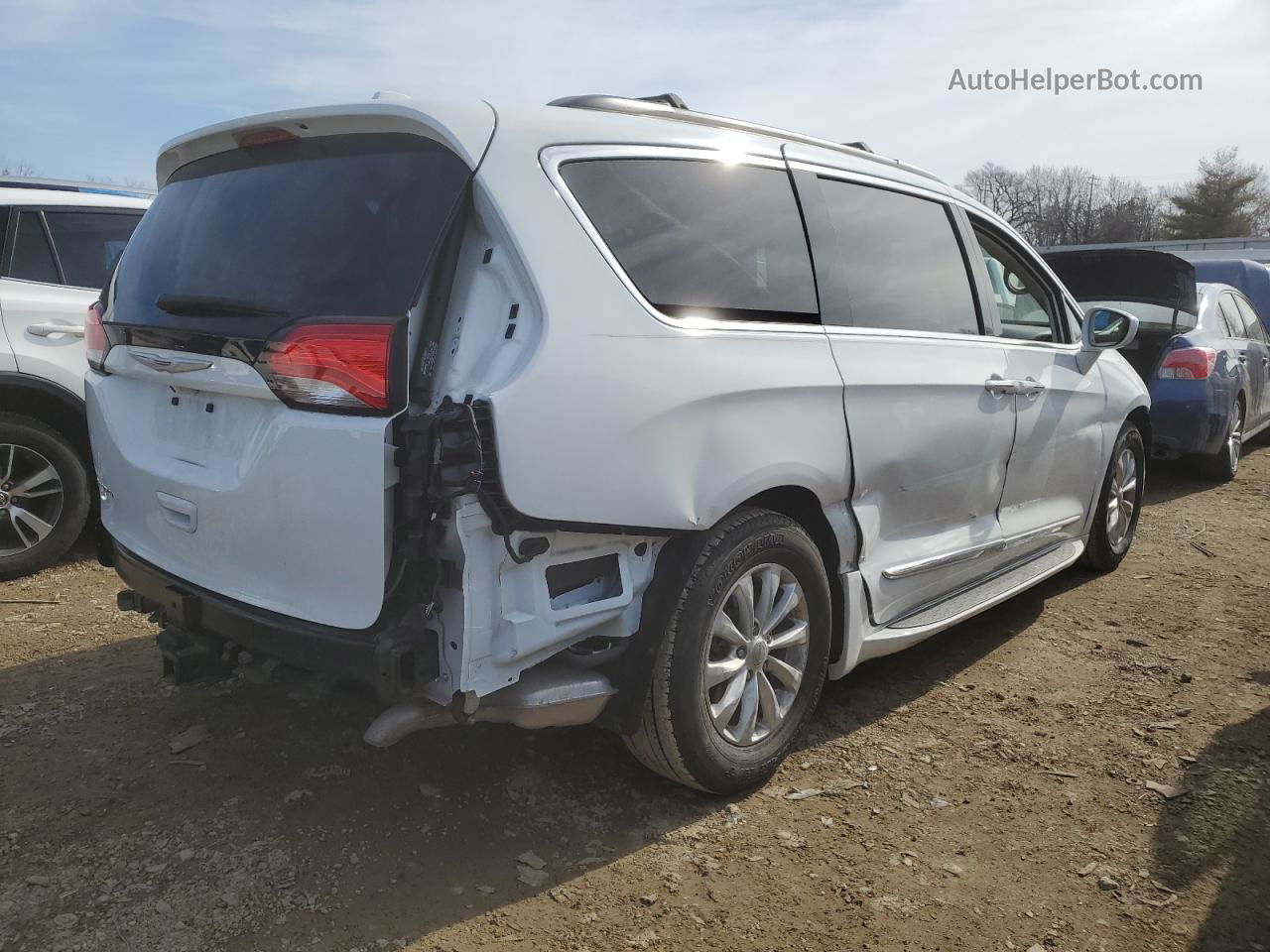 2017 Chrysler Pacifica Touring L White vin: 2C4RC1BG9HR538616