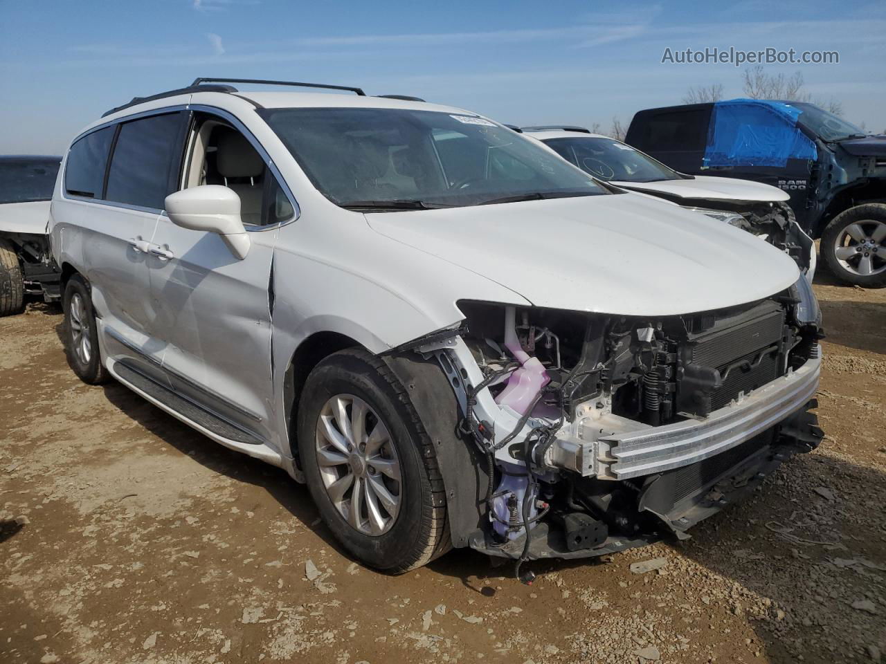 2017 Chrysler Pacifica Touring L White vin: 2C4RC1BG9HR538616